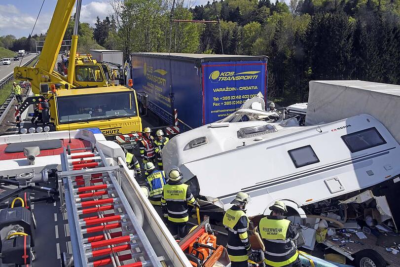 Auf der A8 am Irschenberg kam es am Donnerstag zu einem schrecklichen Unfall. Die Bilder vom Einsatz.