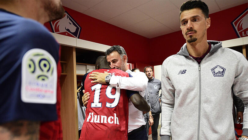 Mit dem OSC Lille in Frankreich erfolgreich: Nicolas Pépé (Mi.) und Trainer Christophe Galtier. Mit dem OSC Lille in Frankreich erfolgreich: Nicolas Pépé (Mi.) und Trainer Christophe Galtier.