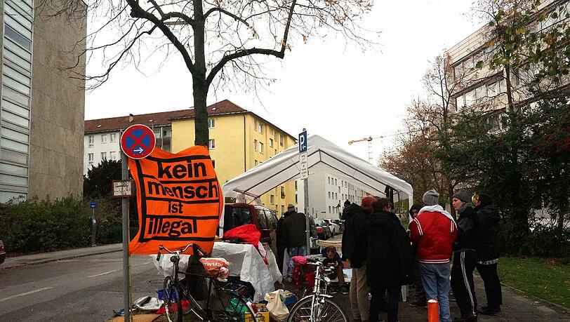Seit Donnerstag, 31. Oktober, demonstrierten die Flüchtlinge vor dem Sozialministerium - am Freitagnachmittag kehrten die letzten nach Böbrach zurück. Seit Donnerstag, 31. Oktober, demonstrierten die Flüchtlinge vor dem Sozialministerium - am Freitagnachmittag kehrten die letzten nach Böbrach zurück.