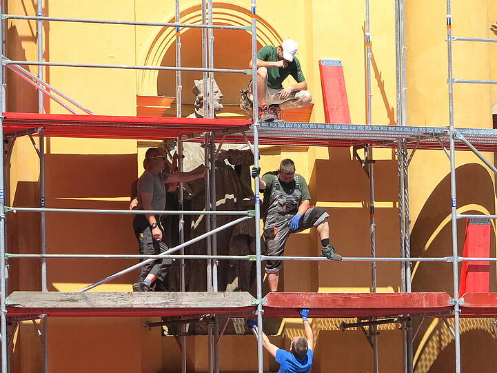 Derzeit kann man zusehen, wie das gerüst an der Theatinerkriche in die Höhe wächst. Bis 2016 wird die Vorderseite verhüllt sein. Danach kommen die Seiten und die Rückseite dran.