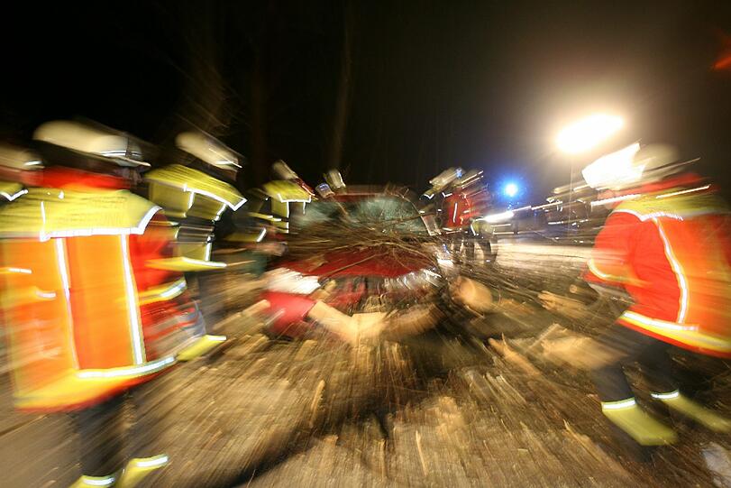 Der Autofahrer erlitt einen Schwächeanfall und geriet auf die Gegenfahrbahn. (Symbolbild)