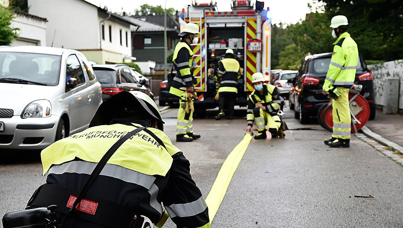 Die Feuerwehr beim Einsatz in Trudering.