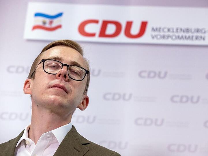 Der Bundestagsabgeordnete Philipp Amthor (CDU) beantwortet bei einer Pressekonferenz die Fragen von Journalisten.