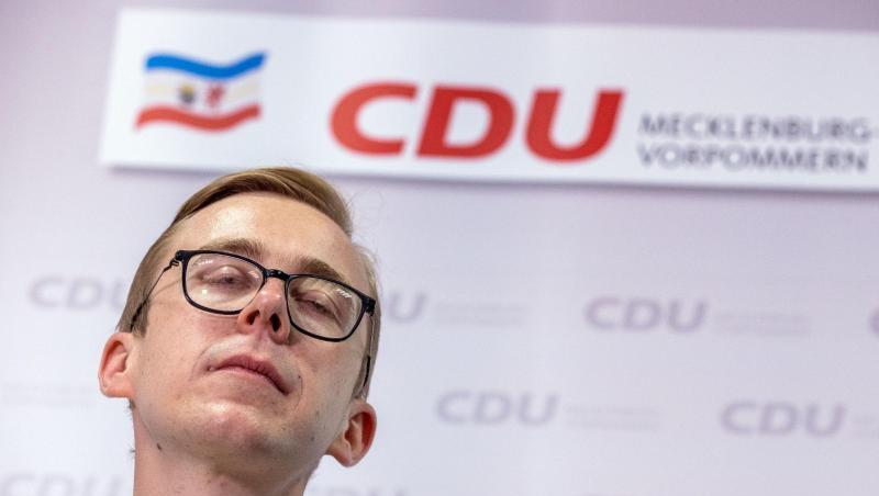 Der Bundestagsabgeordnete Philipp Amthor (CDU) beantwortet bei einer Pressekonferenz die Fragen von Journalisten. Der Bundestagsabgeordnete Philipp Amthor (CDU) beantwortet bei einer Pressekonferenz die Fragen von Journalisten.