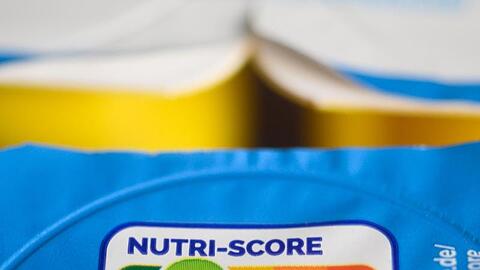 Der "Nutri-Score" auf einer Packung Joghurt: Edeka und Netto wollen den Verbrauchern einen Vorgeschmack auf die künftige Nährwertkennzeichnung bei Lebensmitteln geben.