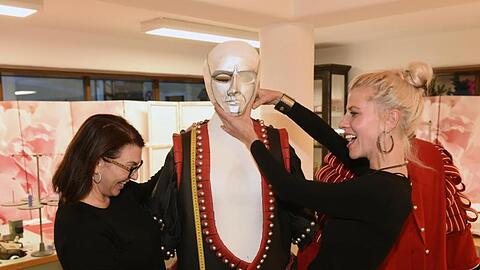 Alexandra Brandner und Marianne Meinl zeigen in der Gewandmeisterei Alexandra Brandner ihre Arbeit.