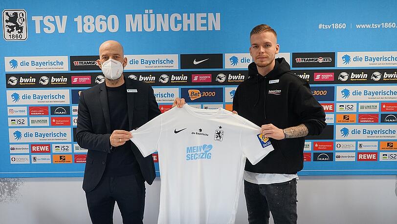 Daniel Wein (r.) bleibt den Löwen weiterhin erhalten. Sport-Geschäftsführer Günther Gorenzel freut's.