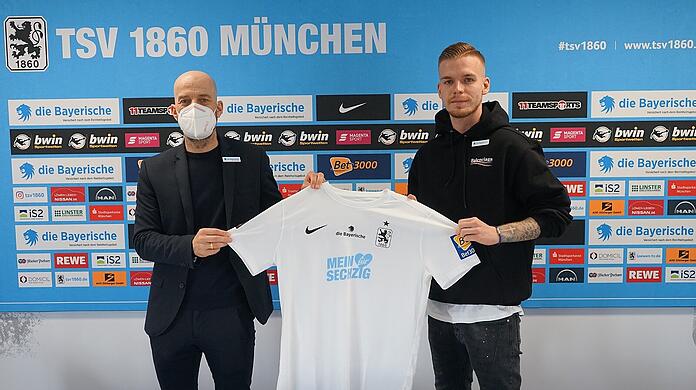 Daniel Wein (r.) bleibt den Löwen weiterhin erhalten. Sport-Geschäftsführer Günther Gorenzel freut's.