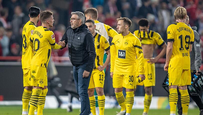 Union Berlins Trainer Urs Fischer spricht nach dem Abpfiff mit BVB-Spielern.