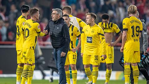 Union Berlins Trainer Urs Fischer spricht nach dem Abpfiff mit BVB-Spielern.