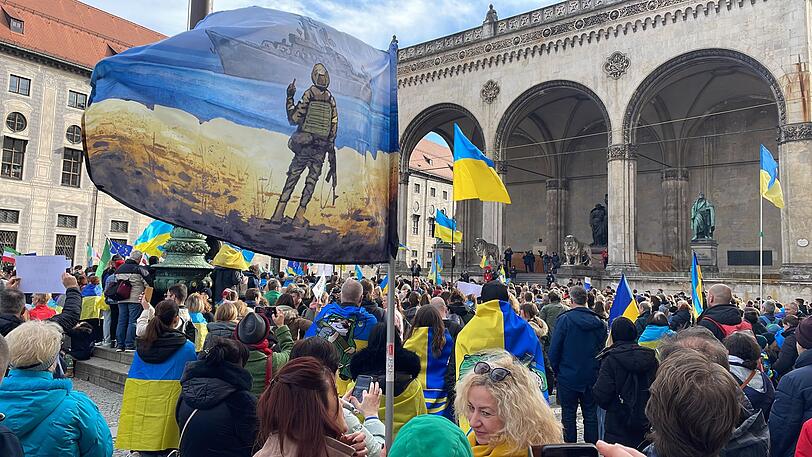 Fahne mit dem Motiv einer ukrainischen Briefmarke der Schlangeninsel mit einem ukrainischen Soldaten mit klarer Sympathiebekundung.