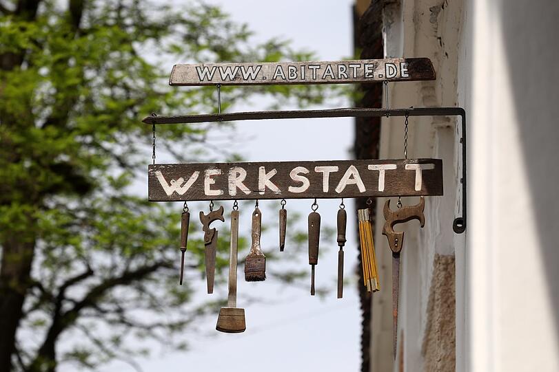 Dieses Nasenschild weist auf Handwerkliches hin.