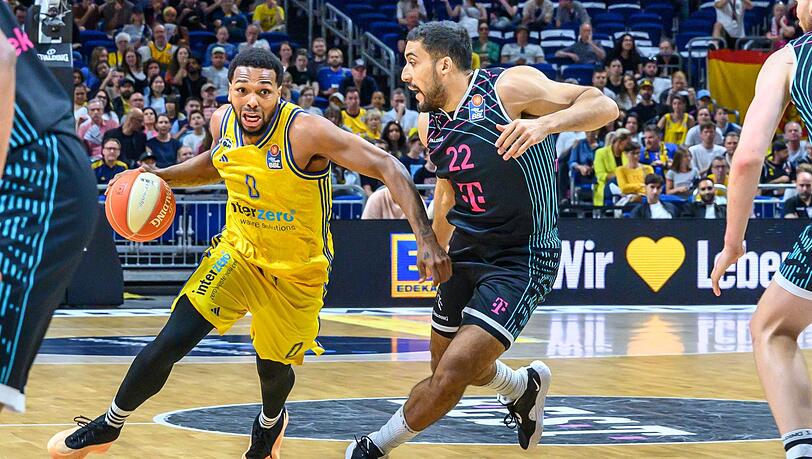 Sterling Brown (l) und die Albatrosse holten in der Serie gegen die Telekom Baskets Bonn das 1:0.