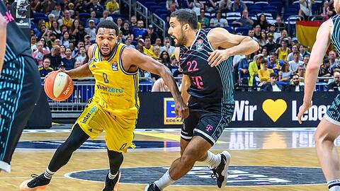 Sterling Brown (l) und die Albatrosse holten in der Serie gegen die Telekom Baskets Bonn das 1:0.