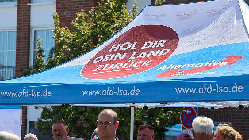 "Hol dir dein Land zurück", steht auf dem Schirm am Stand. Auf den Straßen in Sachsen-Anhalt hat die AfD inzwischen eine Menge Land erobert. "Hol dir dein Land zurück", steht auf dem Schirm am Stand. Auf den Straßen in Sachsen-Anhalt hat die AfD inzwischen eine Menge Land erobert.