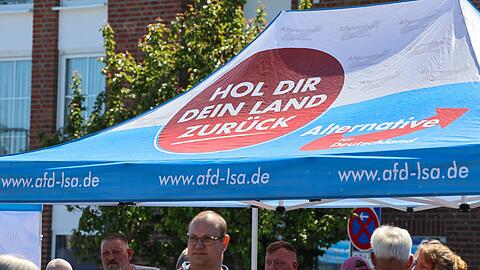 "Hol dir dein Land zur&uuml;ck", steht auf dem Schirm am Stand. Auf den Stra&szlig;en in Sachsen-Anhalt hat die AfD inzwischen eine Menge Land erobert.