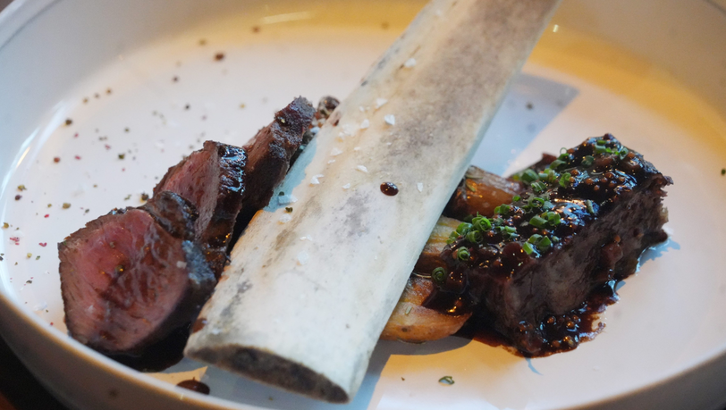 Vierter Gang: Zweierlei vom Prime Beef – Tagliata & Short Rib – Rosmarinkartoffeln & Balsamico-Jus Vierter Gang: Zweierlei vom Prime Beef – Tagliata & Short Rib – Rosmarinkartoffeln & Balsamico-Jus