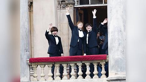 Drei der vier Beatles-Darsteller - einzig Joseph Quinn als George Harrison wurde von einer Balkon-S&auml;ule verdeckt.