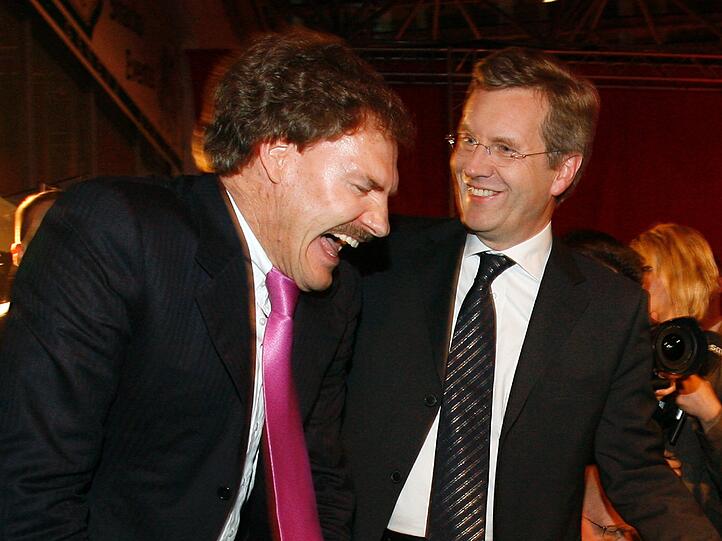 Gute Freunde: Christian Wulff (r.) mit Carsten Maschmeyer 2007 &ndash; kurz darauf bezahlte der Unternehmer eine Anzeige für Wulffs Buch.