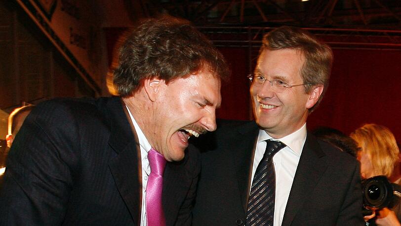 Gute Freunde: Christian Wulff (r.) mit Carsten Maschmeyer 2007 – kurz darauf bezahlte der Unternehmer eine Anzeige für Wulffs Buch. Gute Freunde: Christian Wulff (r.) mit Carsten Maschmeyer 2007 – kurz darauf bezahlte der Unternehmer eine Anzeige für Wulffs Buch.