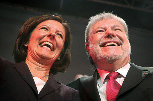 Der rheinland-pfälzische Ministerpräsident Kurt Beck und seine Sozialministerin Malu Dreyer (beide SPD) jubeln zusammen am 10.11.2012 in Mainz auf dem SPD-Landesparteitag. Ministerpräsident Beck verabschiedet sich nach fast 19 Jahren als SPD-Landesvorsitzender von Rheinland-Pfalz.