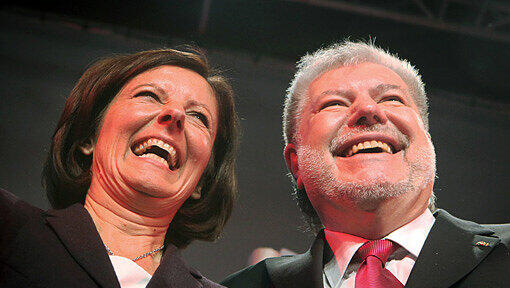 Der rheinland-pfälzische Ministerpräsident Kurt Beck und seine Sozialministerin Malu Dreyer (beide SPD) jubeln zusammen am 10.11.2012 in Mainz auf dem SPD-Landesparteitag. Ministerpräsident Beck verabschiedet sich nach fast 19 Jahren als SPD-Landesvorsitzender von Rheinland-Pfalz. Der rheinland-pfälzische Ministerpräsident Kurt Beck und seine Sozialministerin Malu Dreyer (beide SPD) jubeln zusammen am 10.11.2012 in Mainz auf dem SPD-Landesparteitag. Ministerpräsident Beck verabschiedet sich nach fast 19 Jahren als SPD-Landesvorsitzender von Rheinland-Pfalz.