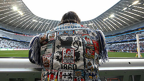 Beim Löwen-Spiel: Ein 1860-Fan sitzt mit Fan-Kutte in der Allianz Arena. Beliebt ist das Stadion nicht beim Anhang.