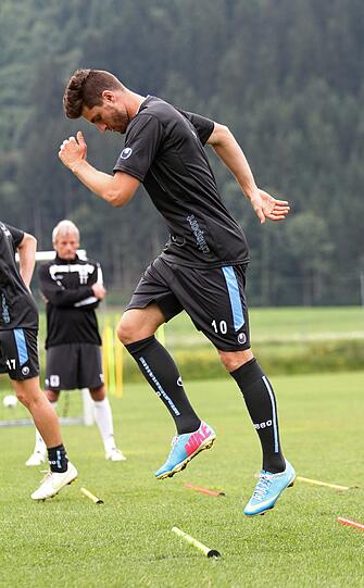 Erste Trainingseinheit der Löwen auf dem Sportplatz von Wörgl. Moritz Stoppelkamp.