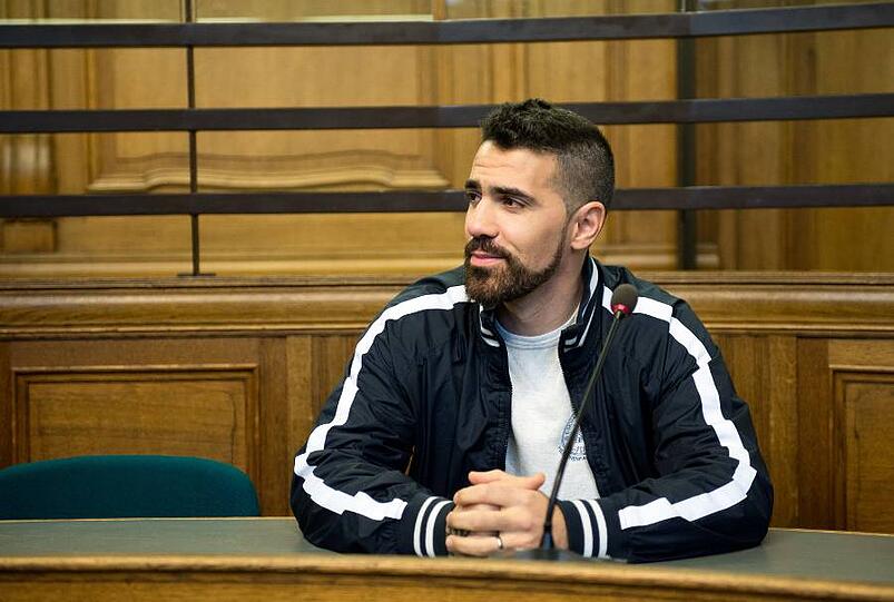 Anis Mohamed Youssef Ferchichi, besser bekannt als Rap-Musiker Bushido, beim Prozess gegen ihn im Gerichtssaal in Berlin. Die Anklage wirft dem 35-Jährigen vor, im Mai vergangenen Jahres einen Fan mit einem Schuh geschlagen zu haben.