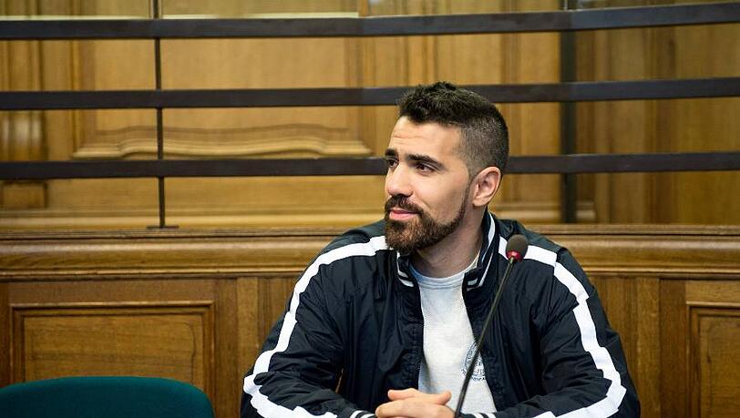 Anis Mohamed Youssef Ferchichi, besser bekannt als Rap-Musiker Bushido, beim Prozess gegen ihn im Gerichtssaal in Berlin. Die Anklage wirft dem 35-Jährigen vor, im Mai vergangenen Jahres einen Fan mit einem Schuh geschlagen zu haben. Anis Mohamed Youssef Ferchichi, besser bekannt als Rap-Musiker Bushido, beim Prozess gegen ihn im Gerichtssaal in Berlin. Die Anklage wirft dem 35-Jährigen vor, im Mai vergangenen Jahres einen Fan mit einem Schuh geschlagen zu haben.