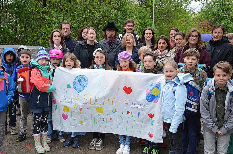 &bdquo;3d sucht eine Lehrerin&ldquo;, steht auf dem Plakat, das die Kinder der Klasse 3d der Grundschule an der Camerloherstraße in Laim halten.