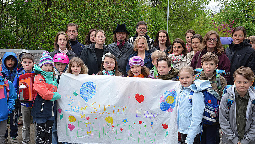 „3d sucht eine Lehrerin“, steht auf dem Plakat, das die Kinder der Klasse 3d der Grundschule an der Camerloherstraße in Laim halten. „3d sucht eine Lehrerin“, steht auf dem Plakat, das die Kinder der Klasse 3d der Grundschule an der Camerloherstraße in Laim halten.