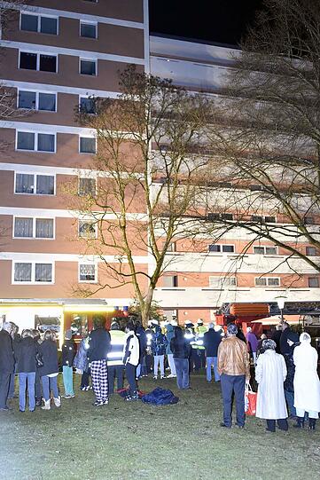 In einem neungeschossigen Wohnblock im Stadtteil Forstenried musste die Feuerwehr in der Nacht einen ausgedehnten Kellerbrand löschen. Ein Mann
erlitt eine Rauchgasvergiftung und wurde zur Behandlung in ein Krankenhaus gebracht.