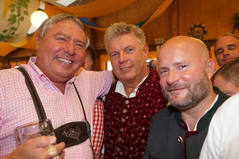 Der erste Wiesn-Sonntag in der Bräurosl gehört ganz den Schwulen und Lesben. Mitten drin bei der bunten Party: OB Dieter Reiter. Wie wild gestern Abend gefeiert wurde, sehen Sie in unserer Bildergalerie.