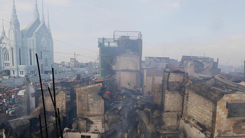 Opfer des Großbrandes durchsuchen in Manila durch die Flammen zerstörte Unterkünfte. Opfer des Großbrandes durchsuchen in Manila durch die Flammen zerstörte Unterkünfte.