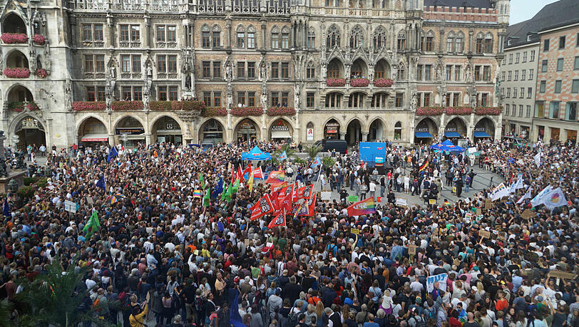Tausende Gegendemonstranten waren auf den Marienplatz gekommen.