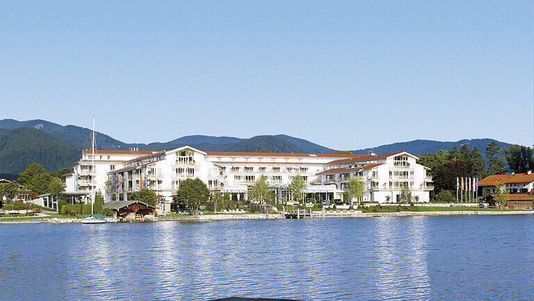 Malerisch liegt das Fünfsterne-Superior-Hotel am Ufer des Tegernsees. Malerisch liegt das Fünfsterne-Superior-Hotel am Ufer des Tegernsees.