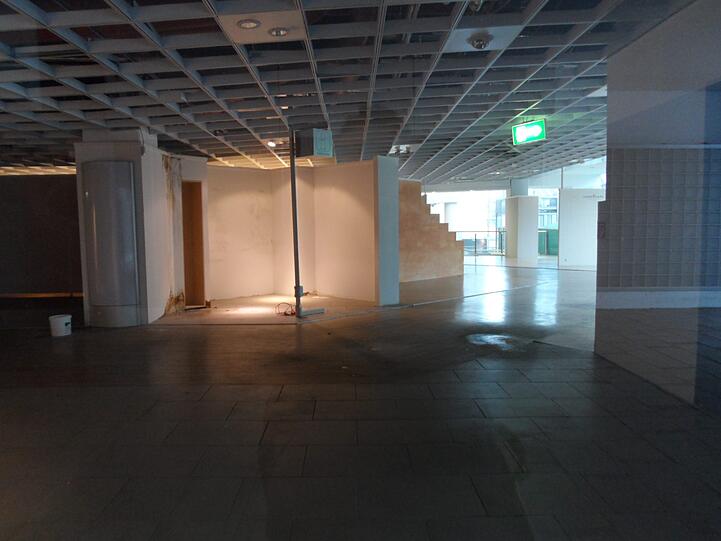 Leere Regale und Besen in der Ecke. Möbel gibt es hier keine mehr.