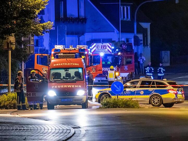Polizei und Feuerwehr an einer Straßensperrung in Olpe.