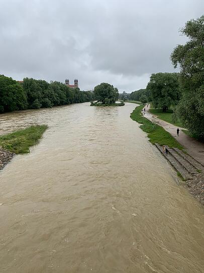 Der Pegel der Isar ist aufgrund der Regenfälle der vergangenen Tagen auf über 1,80 Meter angestiegen.