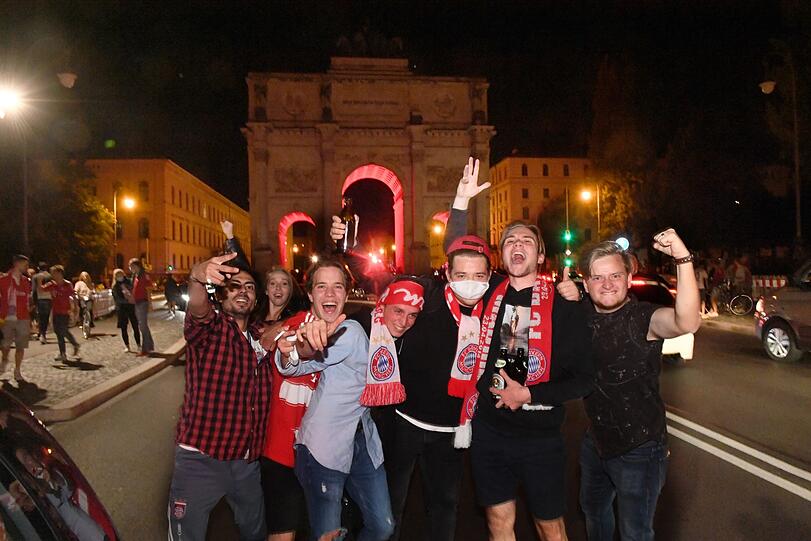 Die Freude bei den Bayern-Fans kennt nach dem Triple-Sieg keine Grenzen - klicken Sie sich durch die Bilder von der Party in der Landeshauptstadt.