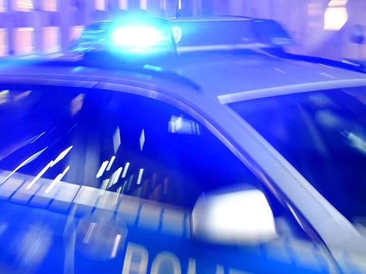 Ein Streifenwagen der Polizei steht mit eingeschaltetem Blaulicht auf der Straße. Foto: Carsten Rehder/dpa/Archiv