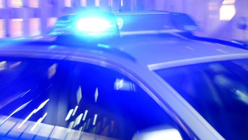 Ein Streifenwagen der Polizei steht mit eingeschaltetem Blaulicht auf der Straße. Foto: Carsten Rehder/dpa/Archiv Ein Streifenwagen der Polizei steht mit eingeschaltetem Blaulicht auf der Straße. Foto: Carsten Rehder/dpa/Archiv