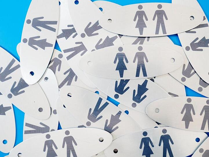 Plaketten für Toiletten liegen auf dem Boden. Foto: Sebastian Willnow/Archiv