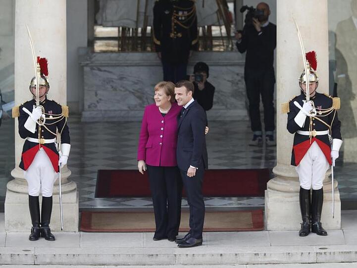 Frankreichs Präsident Emmanuel Macron empfängt Bundeskanzlerin Angela Merkel vor dem Elysee-Palast in Paris.