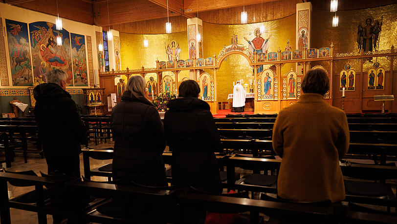 Gemeindemitglieder besuchen einen Gottesdienst in der ukrainischen griechisch-katholischen Pfarrei Maria Schutz und Hl. Apostel Andreas. Vor der Gemeinde steht Pfarrer Volodymyr Viitovitch. Gemeindemitglieder besuchen einen Gottesdienst in der ukrainischen griechisch-katholischen Pfarrei Maria Schutz und Hl. Apostel Andreas. Vor der Gemeinde steht Pfarrer Volodymyr Viitovitch.