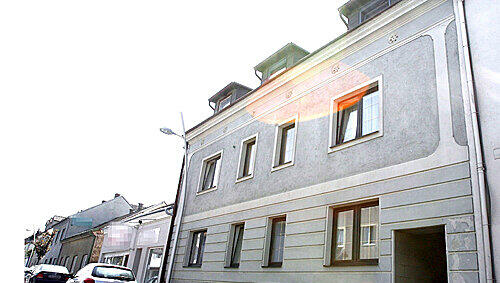 Der Ort des Schreckens. Hinter dieser grauen Fassade soll das Opfer 24 Jahre gefangen gehalten worden sein. Der Ort des Schreckens. Hinter dieser grauen Fassade soll das Opfer 24 Jahre gefangen gehalten worden sein.
