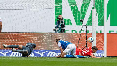 Kiels Nicolai Remberg (r) erzielt das Tor zum 2:1.