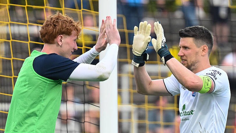 Vorgänger und Nachfolger? Unterhachings Keeper René Vollath (r.) lobte Konstantin Heide (l.) nach dessen Glanzleistung im Finale. Vorgänger und Nachfolger? Unterhachings Keeper René Vollath (r.) lobte Konstantin Heide (l.) nach dessen Glanzleistung im Finale.