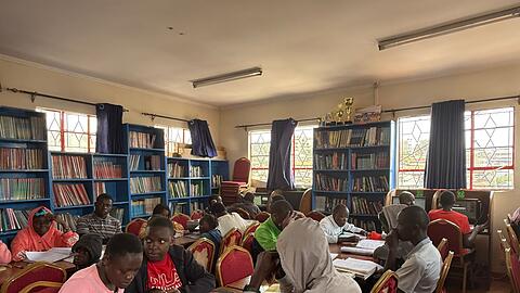 Kinder und Jugendliche lernen in der B&uuml;cherei der Selbsthilfeorganisation Shofco in Kibera, Nairobis gr&ouml;&szlig;tem Slum. (Archivbild)